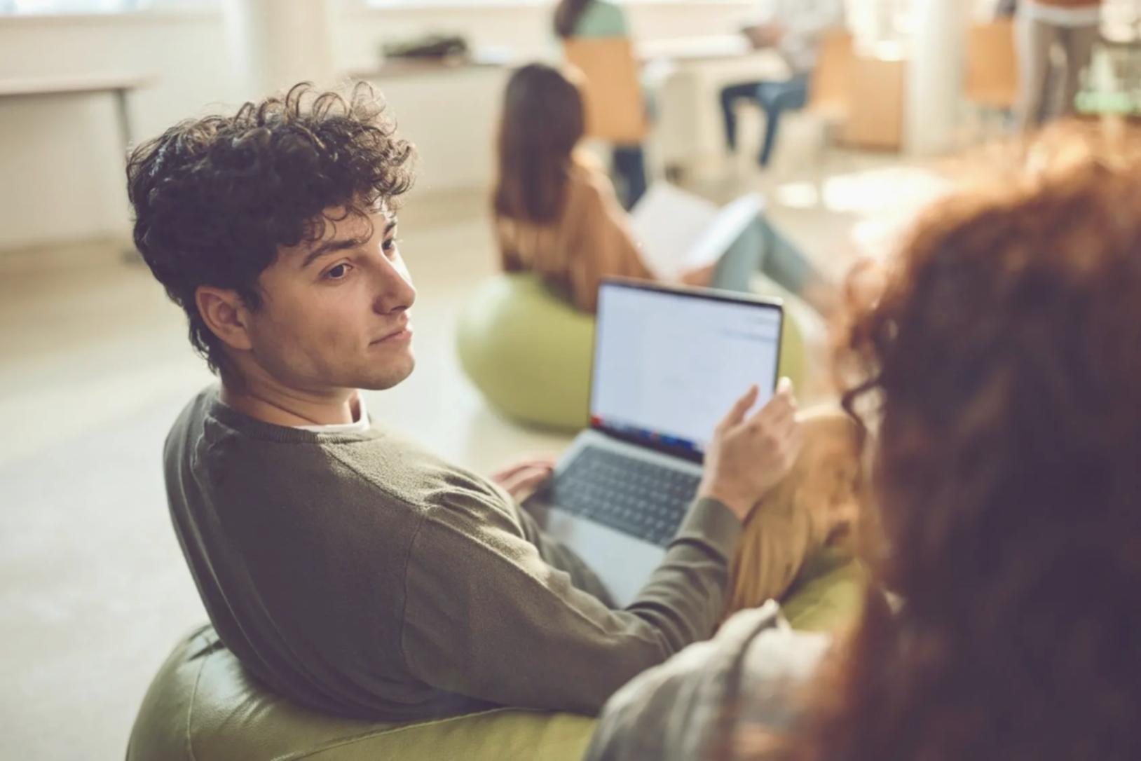 Finanzanalyst bei der Arbeit mit Bewertungsmodellen